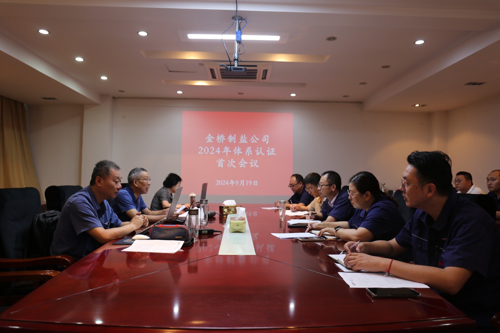 近日，金橋制鹽公司通過北京世標(biāo)認(rèn)證中心審核，給予食品安全管理體系、環(huán)境管理體系和職業(yè)健康安全管理體系認(rèn)證“保持認(rèn)證資格”的監(jiān)督審核結(jié)論，給予質(zhì)量管理體系認(rèn)證“再次注冊(cè)”的再認(rèn)證審核結(jié)論。通過審核，是對(duì)公司精細(xì)化管理成果的檢驗(yàn)，促進(jìn)公司內(nèi)控管理水平持續(xù)提升。（李曉月）